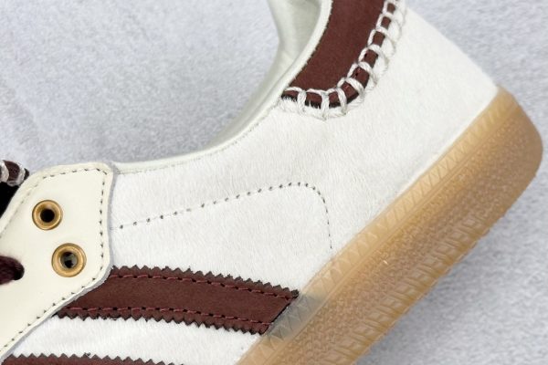 Samba Pony Tonal white brown rear heel view — Tonal three stripes detail