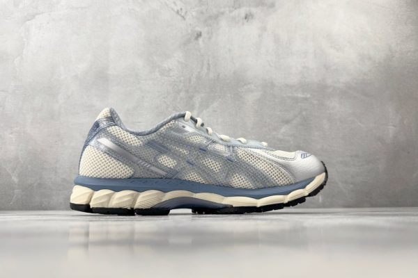 wsxc1780495872983_1 ASICS GEL-KAYANO 12.1 KITH collaboration single shoe side profile in silver blue with Cream midsole