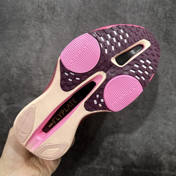imgHD_6f7ff977_20260129_i1769654164462_2050_0_8.jpg Nike Alphafly 3 outsole with visible carbon Flyplate and road traction
